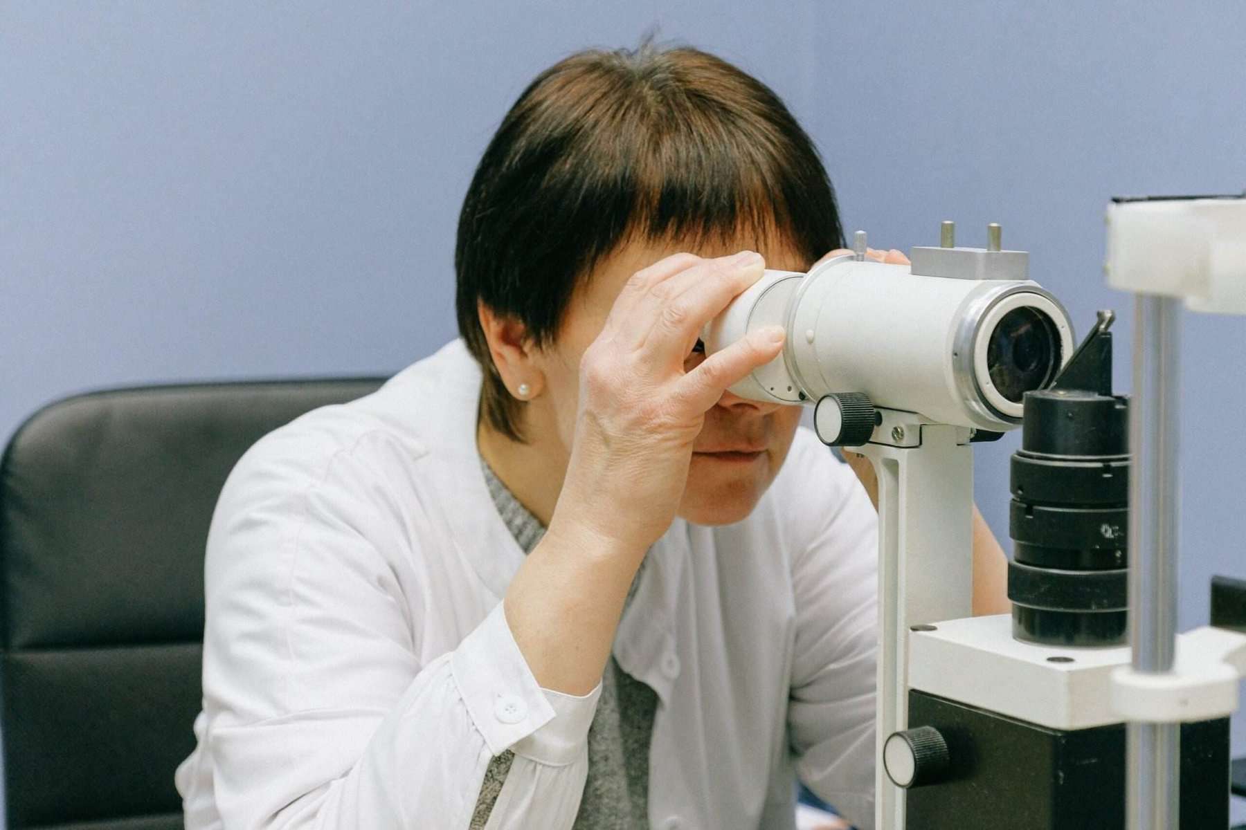 A woman discovering genetics with microscope